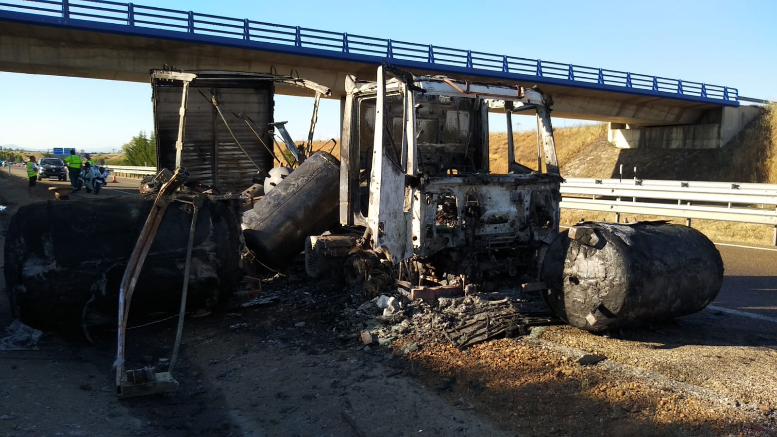 Imagen del camión calcinado.