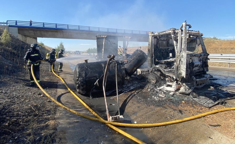 Los Bomberos de León trabajando en el lugar del fuego.