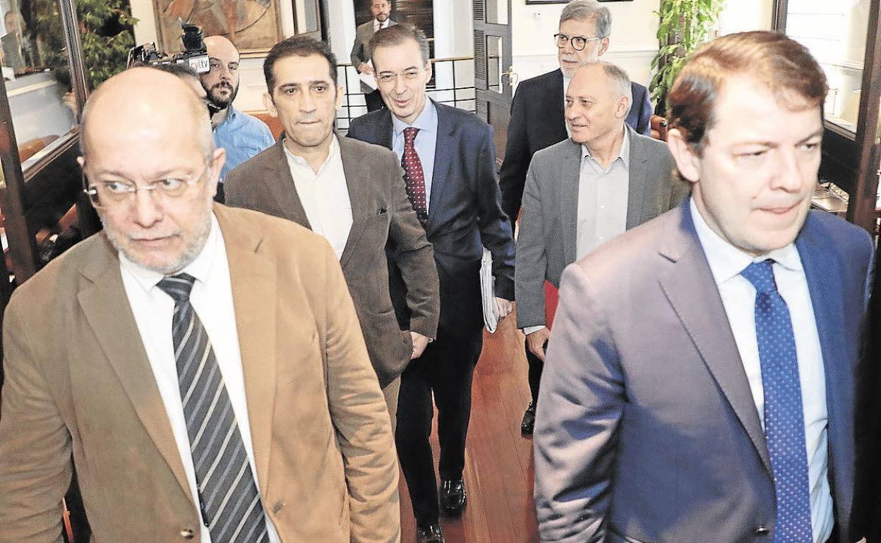 Los representantes del Diálogo Social con el presidente y el vicepresidente de la Junta. 