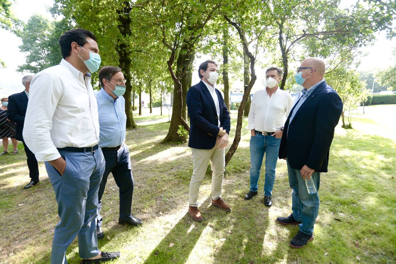 Fotos: El presidente del PP de Castilla y León apoya al candidato del PP a la presidencia de Galicia en un acto en Orense