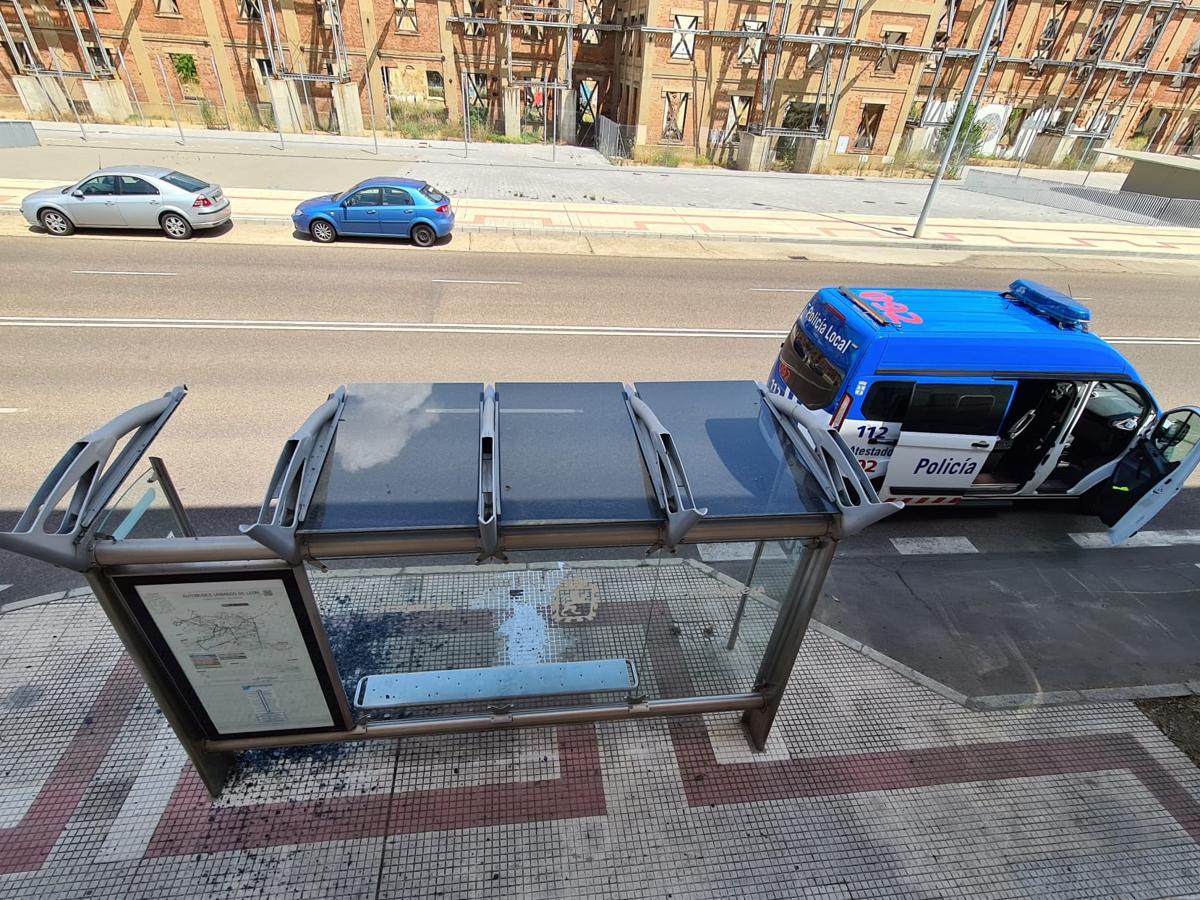 Un camión se empotra contra la parada de buses de León, en Doctor Fleming.