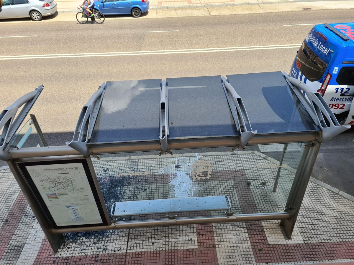 Un camión se empotra contra la parada de buses de León, en Doctor Fleming.