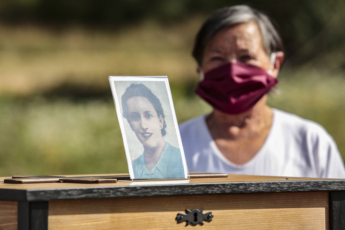 Los familiares transportan los restos de Genara. 