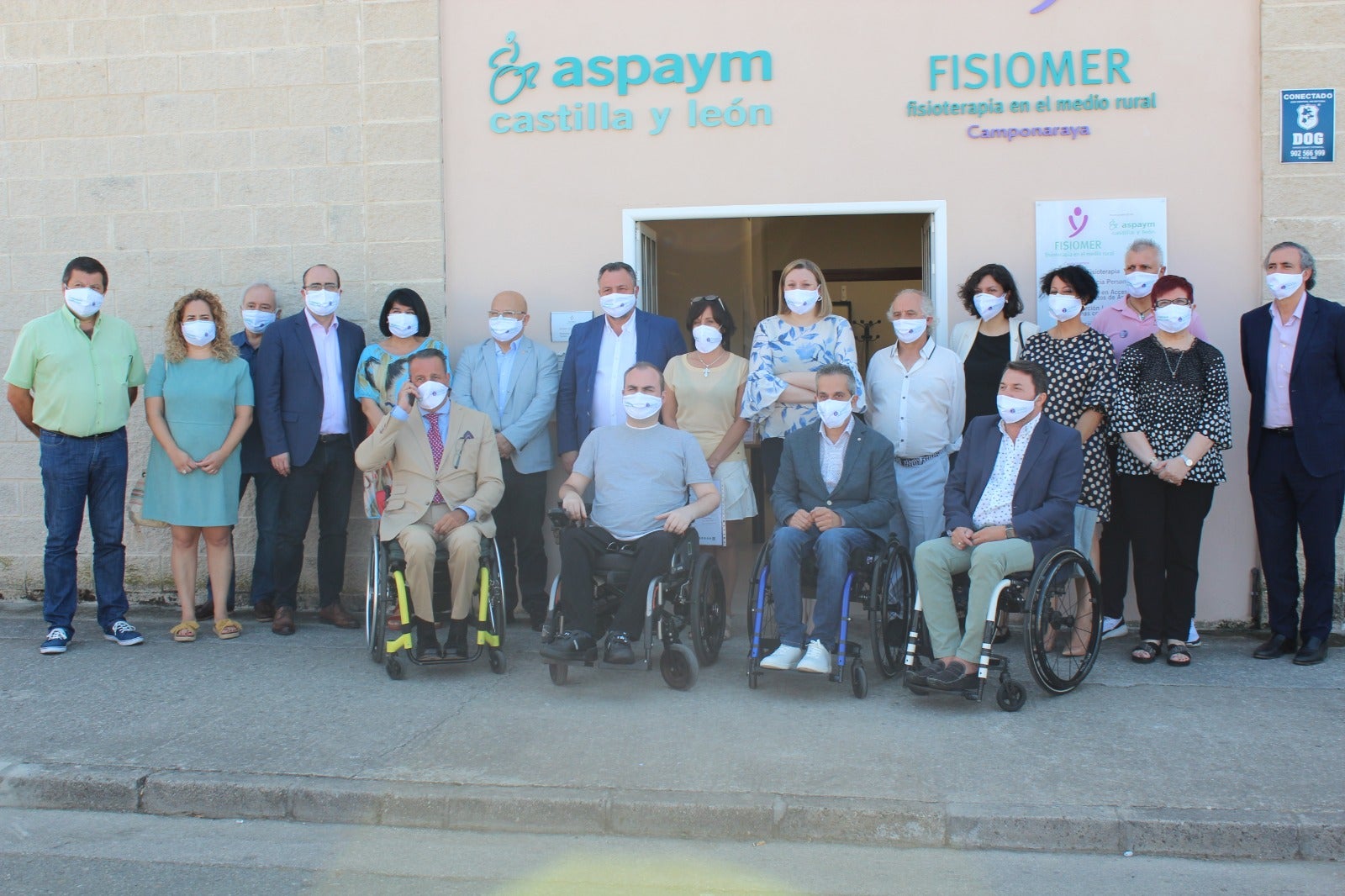 Foto de familia de la inauguración. 