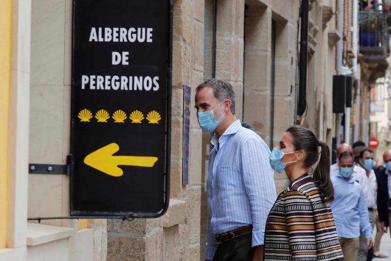 Don Felipe y doña Letizia iniciaron su periplo en Canarias como primer destino de su gira por todo el país tras el confinamiento. Después han viajado a Baleares, Andalucía, Castilla La-Macha, Comunidad Valenciana, a la Región de Murcia, Aragón y a La Rioja. Los Reyes visitarán todas las comunidades autónomas de España con el objetivo de apoyar al turismo después de la pandemia. 