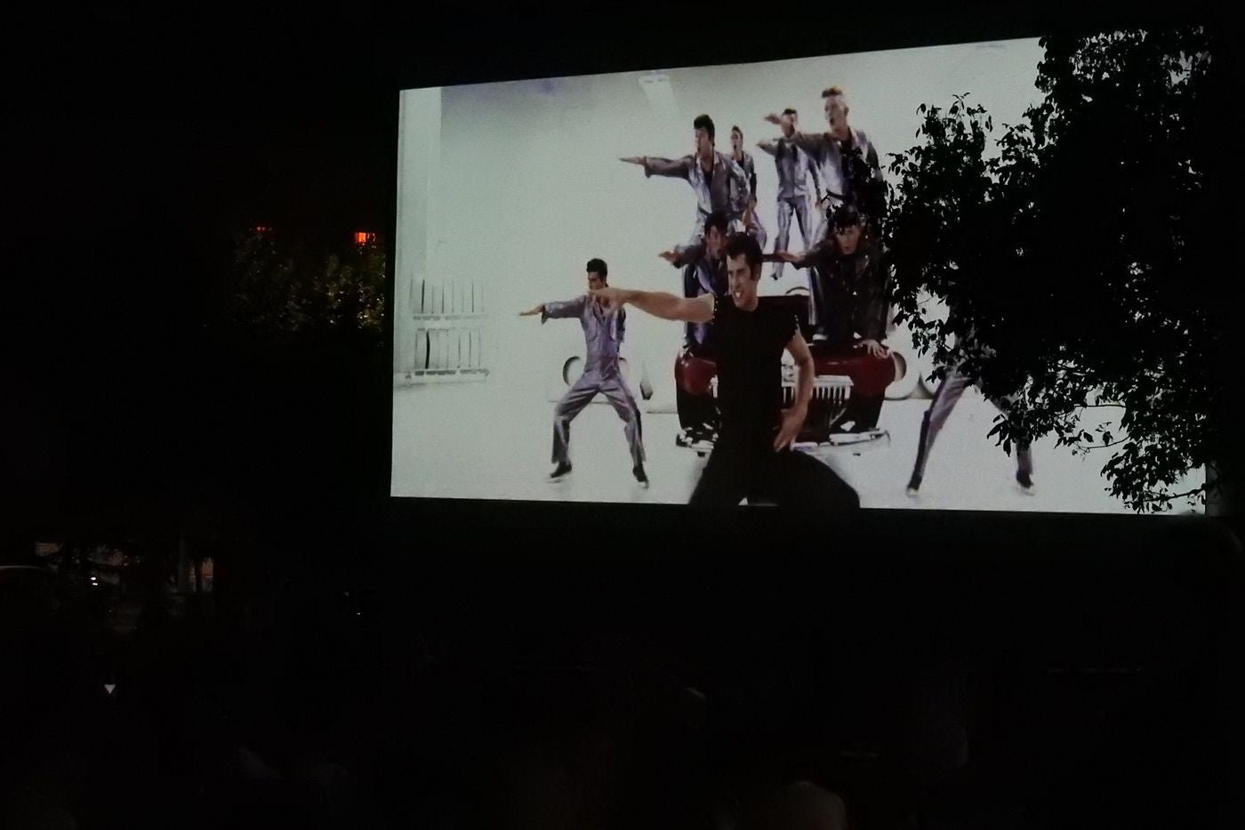 Medio millar de personas se citan en La Palomera para ver, con distancia social, la primera proyección de esta programación de verano | Grease abre el telón con éxito y Blade Runner tomará el relevo el 16 de julio. 