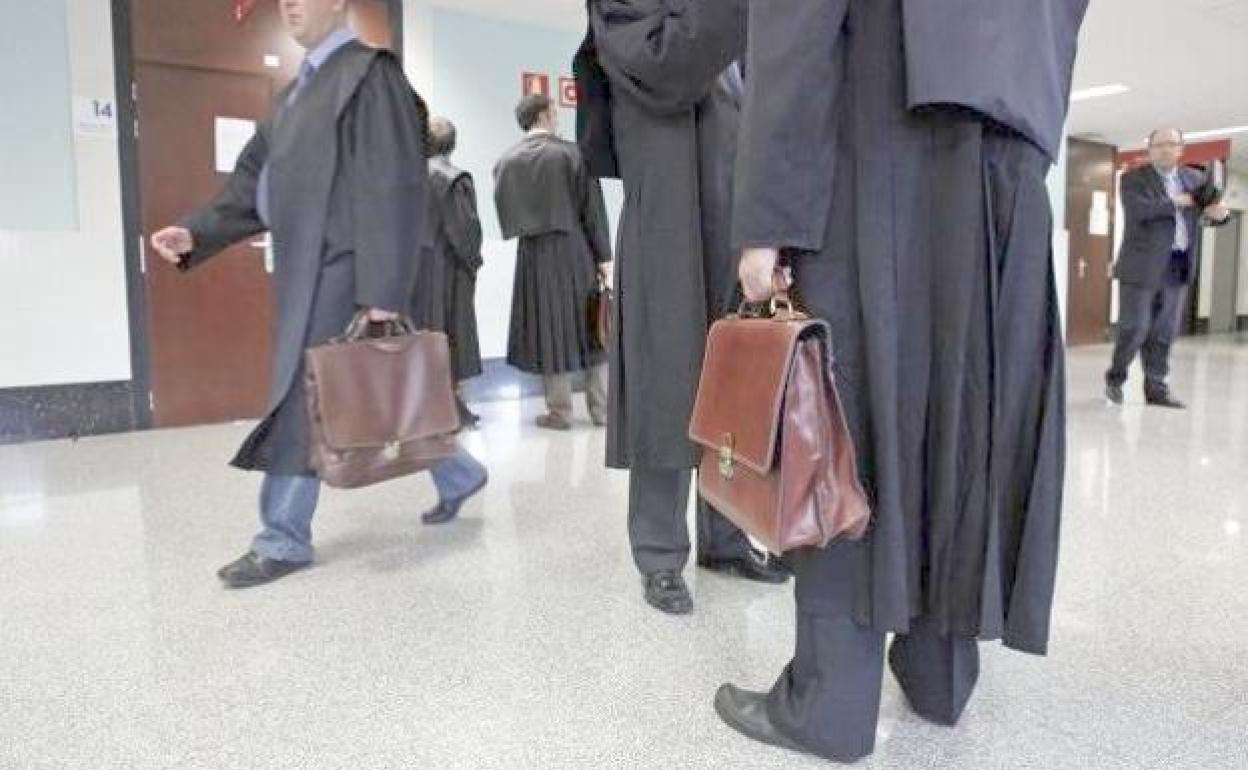 Los abogados de oficio perciben actualmente una media de 143 euros por expediente.