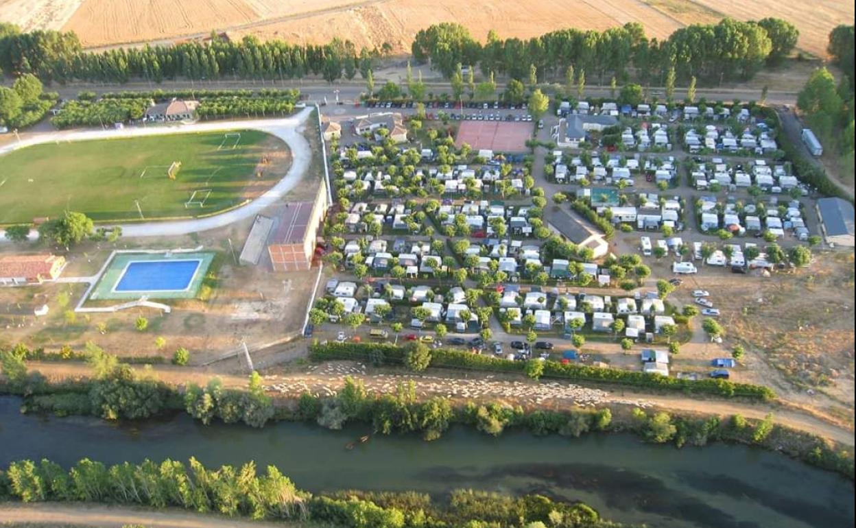Vista aérea del camping de la localidad de Sahagún por cuya legalización pelea el Ayuntamiento.