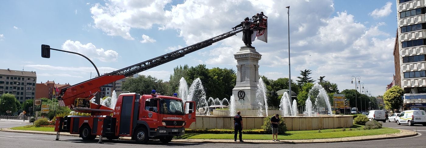 Los Bomberos de León sitúan en la icónica estatua de Guzmán en la capital la bandera del club leonés en la antesala de la lucha por el ascenso. El cuadro de Aira peleará a partir del domingo 19 por el ascenso