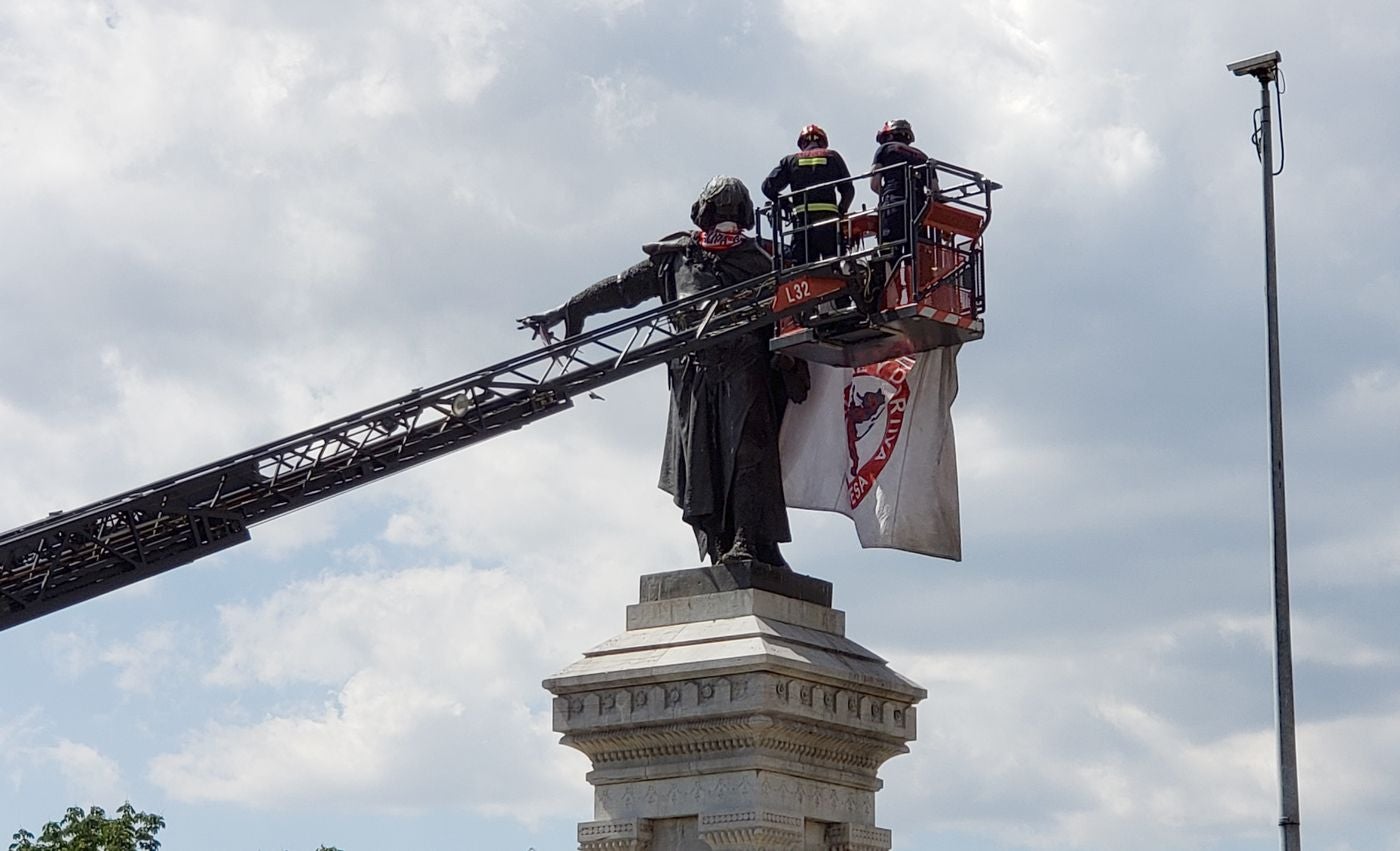 Los Bomberos de León sitúan en la icónica estatua de Guzmán en la capital la bandera del club leonés en la antesala de la lucha por el ascenso. El cuadro de Aira peleará a partir del domingo 19 por el ascenso