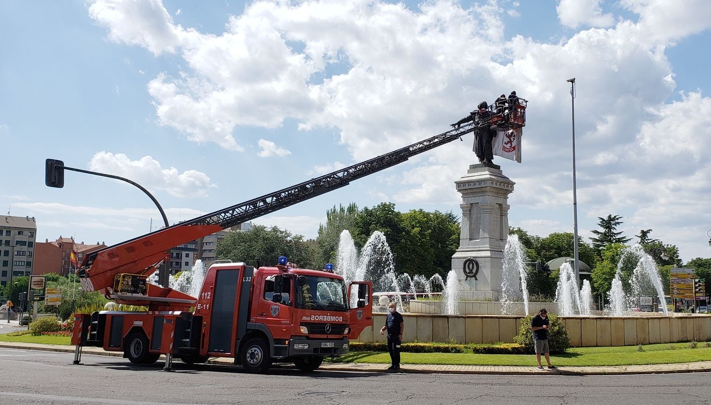Los Bomberos de León sitúan en la icónica estatua de Guzmán en la capital la bandera del club leonés en la antesala de la lucha por el ascenso. El cuadro de Aira peleará a partir del domingo 19 por el ascenso