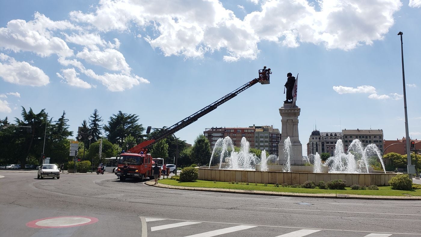 Los Bomberos de León sitúan en la icónica estatua de Guzmán en la capital la bandera del club leonés en la antesala de la lucha por el ascenso. El cuadro de Aira peleará a partir del domingo 19 por el ascenso