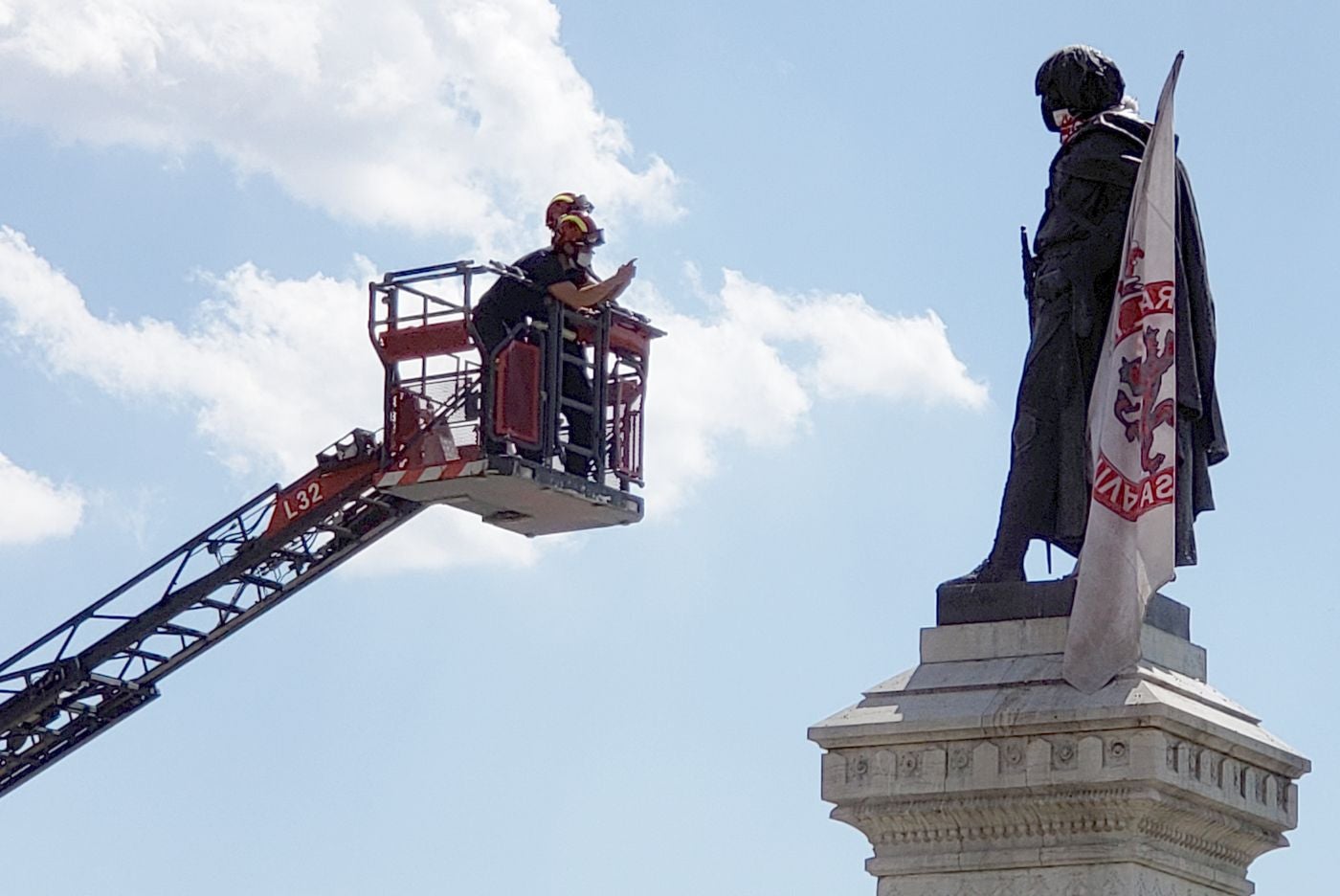 Los Bomberos de León sitúan en la icónica estatua de Guzmán en la capital la bandera del club leonés en la antesala de la lucha por el ascenso. El cuadro de Aira peleará a partir del domingo 19 por el ascenso