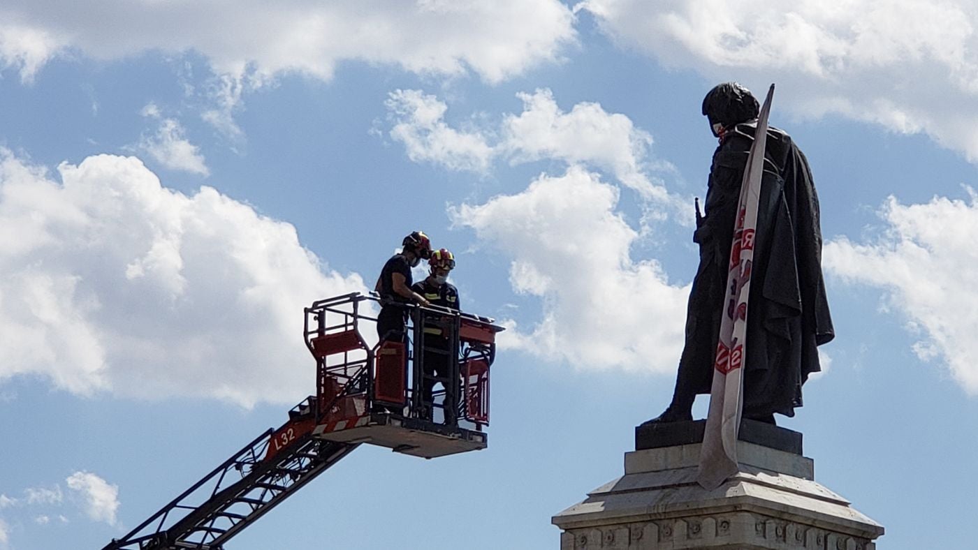 Los Bomberos de León sitúan en la icónica estatua de Guzmán en la capital la bandera del club leonés en la antesala de la lucha por el ascenso. El cuadro de Aira peleará a partir del domingo 19 por el ascenso