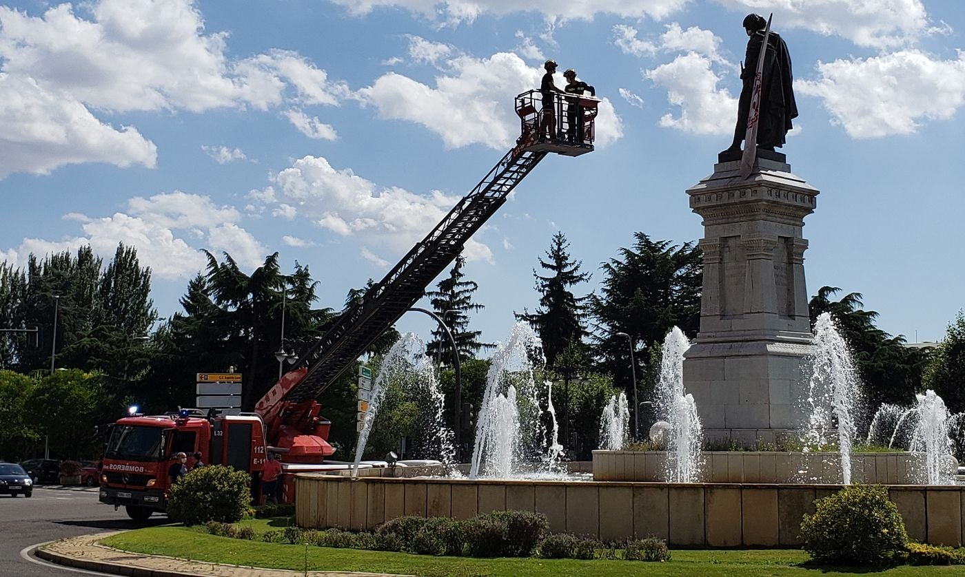 Los Bomberos de León sitúan en la icónica estatua de Guzmán en la capital la bandera del club leonés en la antesala de la lucha por el ascenso. El cuadro de Aira peleará a partir del domingo 19 por el ascenso