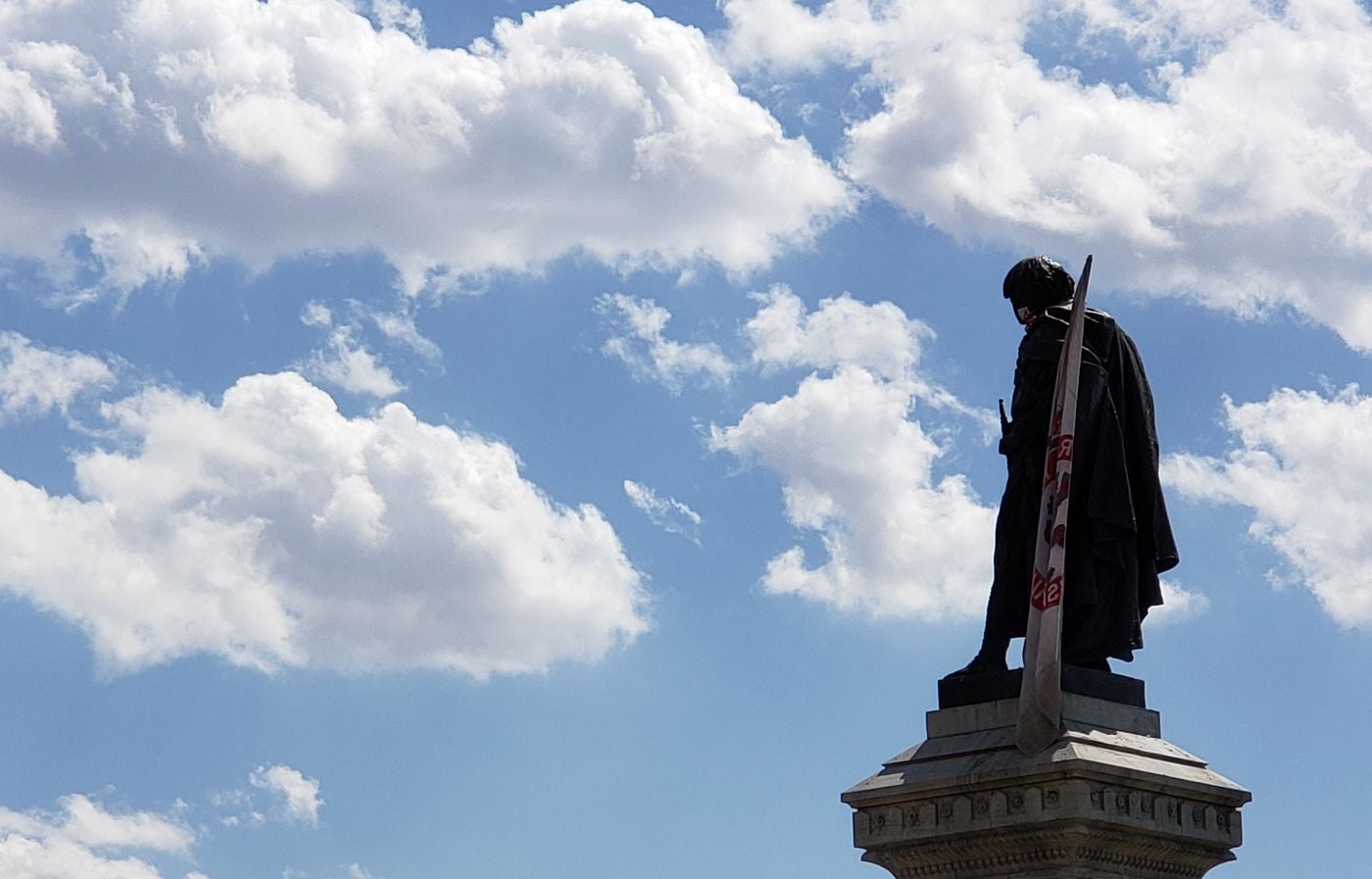 Los Bomberos de León sitúan en la icónica estatua de Guzmán en la capital la bandera del club leonés en la antesala de la lucha por el ascenso. El cuadro de Aira peleará a partir del domingo 19 por el ascenso