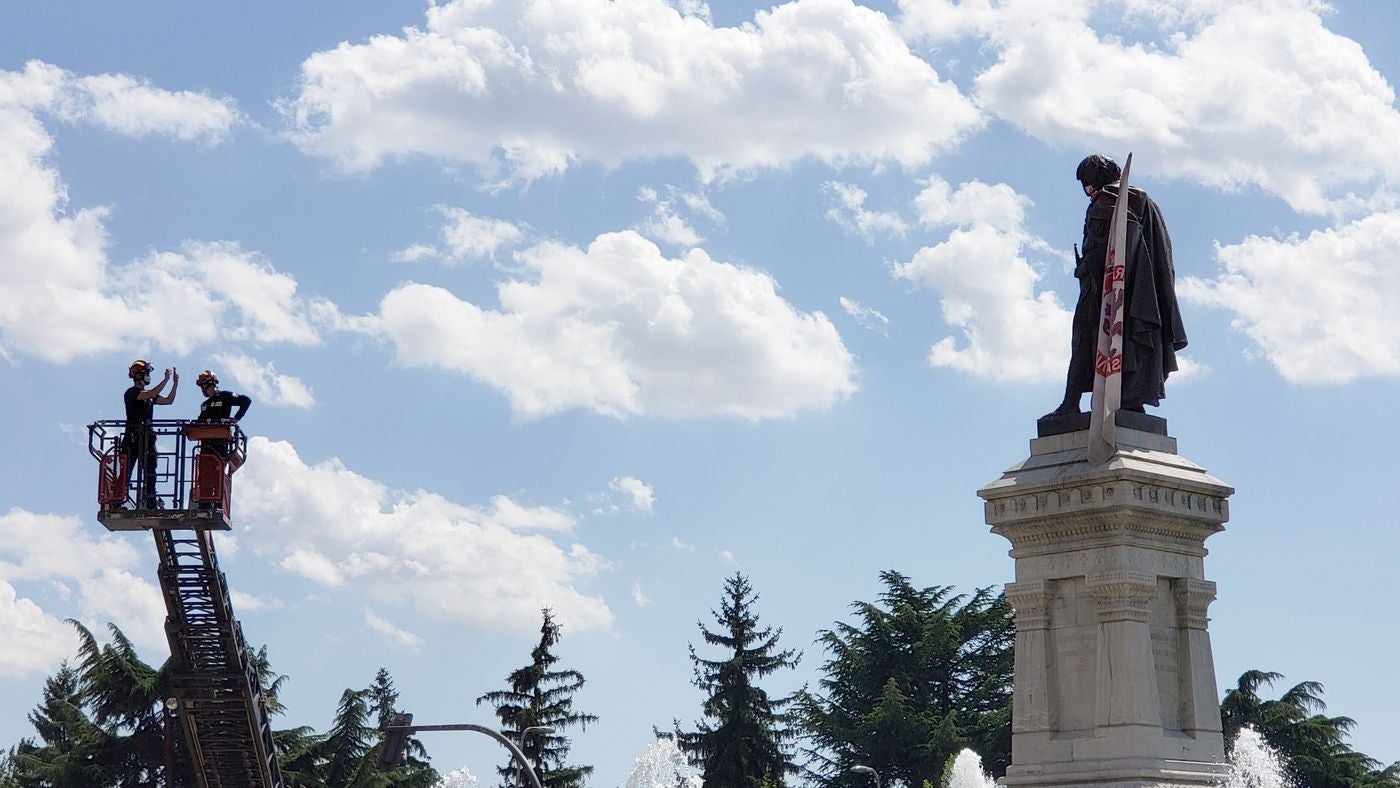Los Bomberos de León sitúan en la icónica estatua de Guzmán en la capital la bandera del club leonés en la antesala de la lucha por el ascenso. El cuadro de Aira peleará a partir del domingo 19 por el ascenso