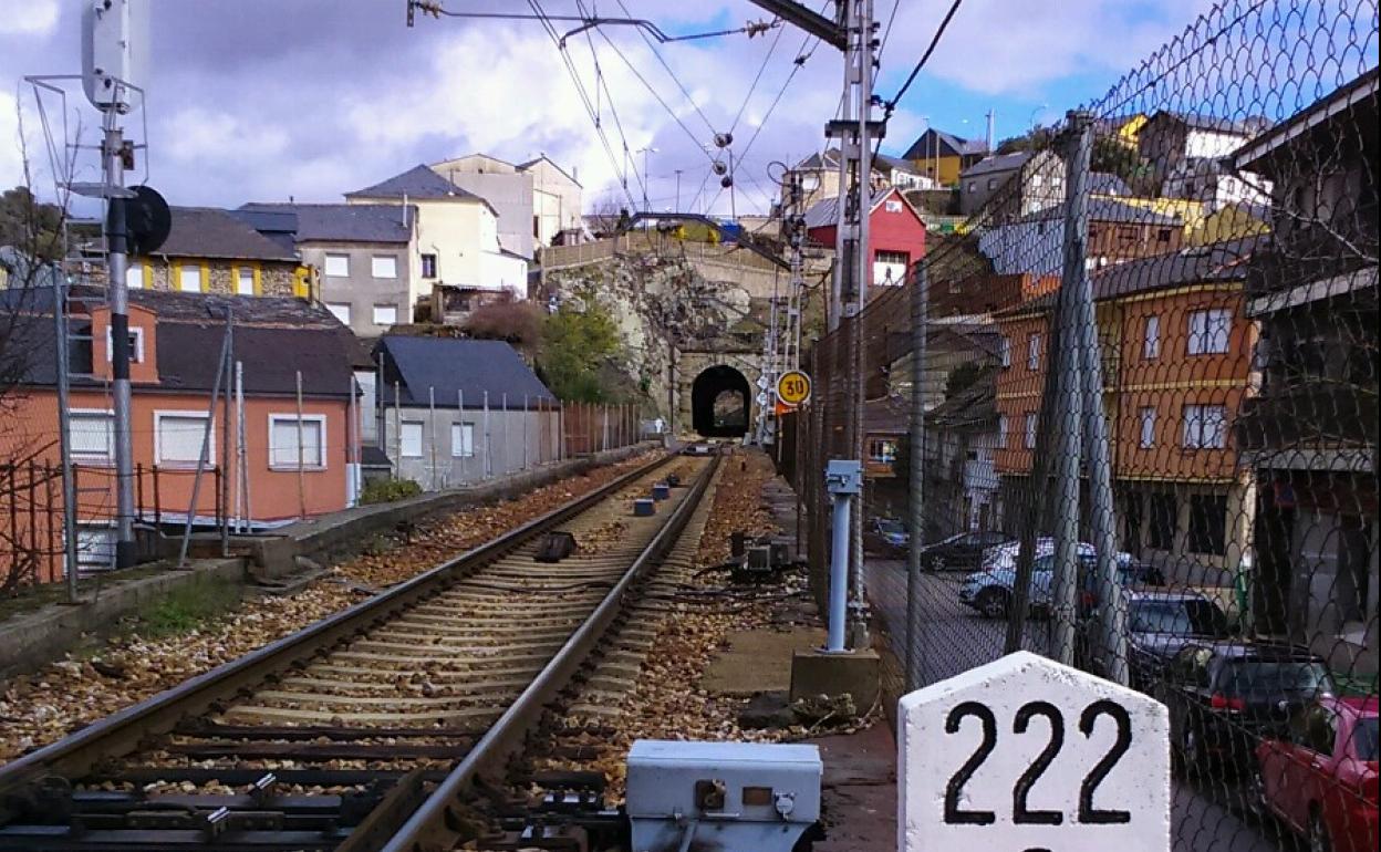 Vía del tren en Torre del Bierzo. 