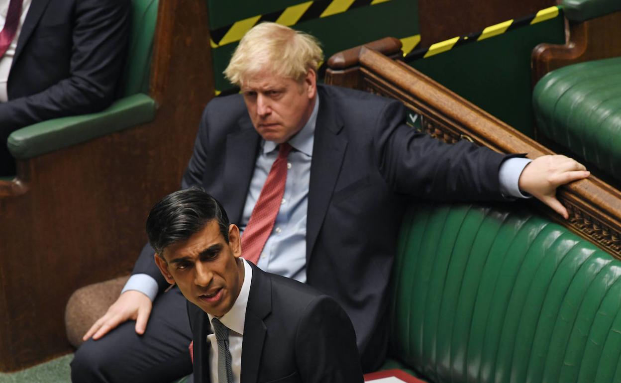 Boris Johnson y el ministro de Hacienda, Rhisi Sunak, en una sesión parlamentaria anterior al coronavirus.