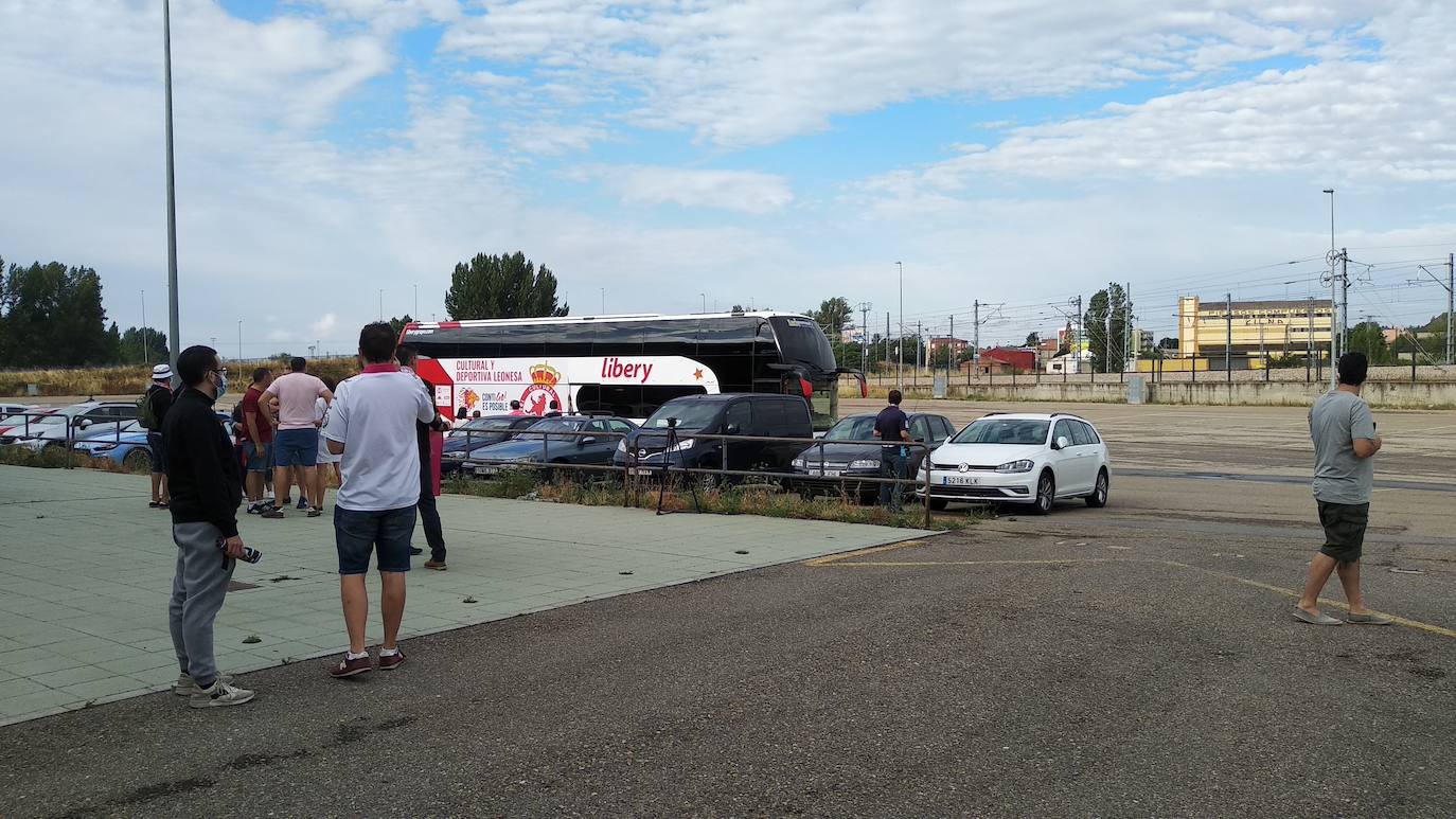 El equipo de José Manuel Aira recibe el cariño y el calor de la hinchada antes de viajar a tierras andaluzas.