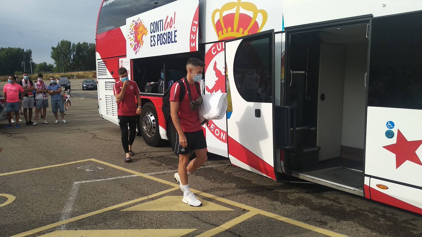 El equipo de José Manuel Aira recibe el cariño y el calor de la hinchada antes de viajar a tierras andaluzas.