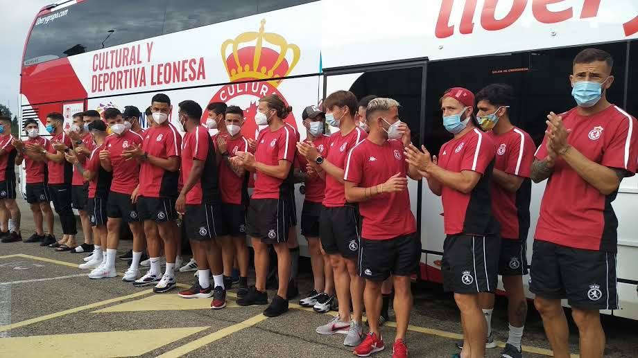 El equipo de José Manuel Aira recibe el cariño y el calor de la hinchada antes de viajar a tierras andaluzas.