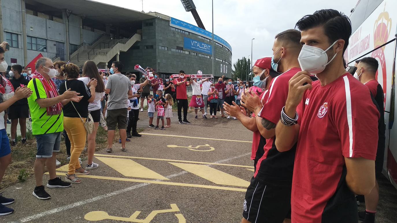 El equipo de José Manuel Aira recibe el cariño y el calor de la hinchada antes de viajar a tierras andaluzas.