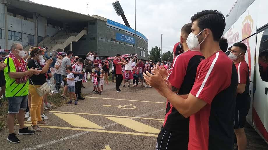 El equipo de José Manuel Aira recibe el cariño y el calor de la hinchada antes de viajar a tierras andaluzas.