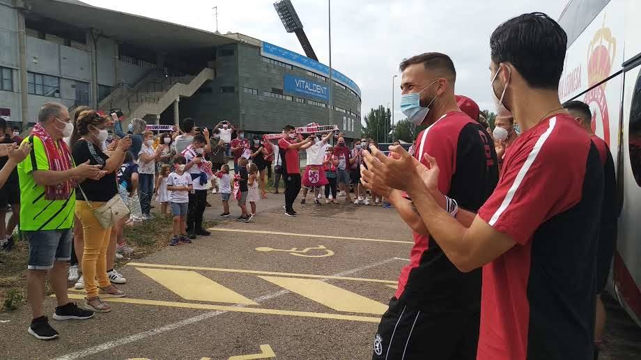 El equipo de José Manuel Aira recibe el cariño y el calor de la hinchada antes de viajar a tierras andaluzas.