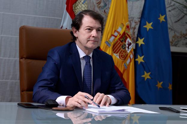 Alfonso Fernández Mañueco, presidente de la Junta de Castilla y León, en su despacho. 