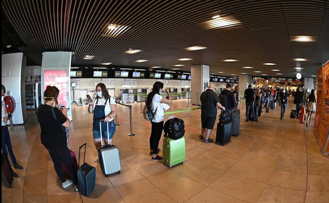 Viajeros en el aeropuerto de Madrid Barajas.