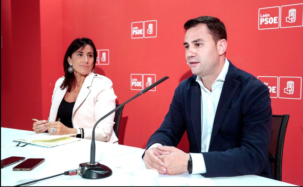 Un instante de la rueda de prensa de este lunes en la sede del PSOE en León.