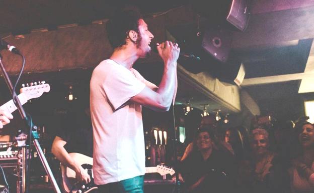 Gabriel de La Rosa, cantante de Shinova en una actuación en El Gran Café.