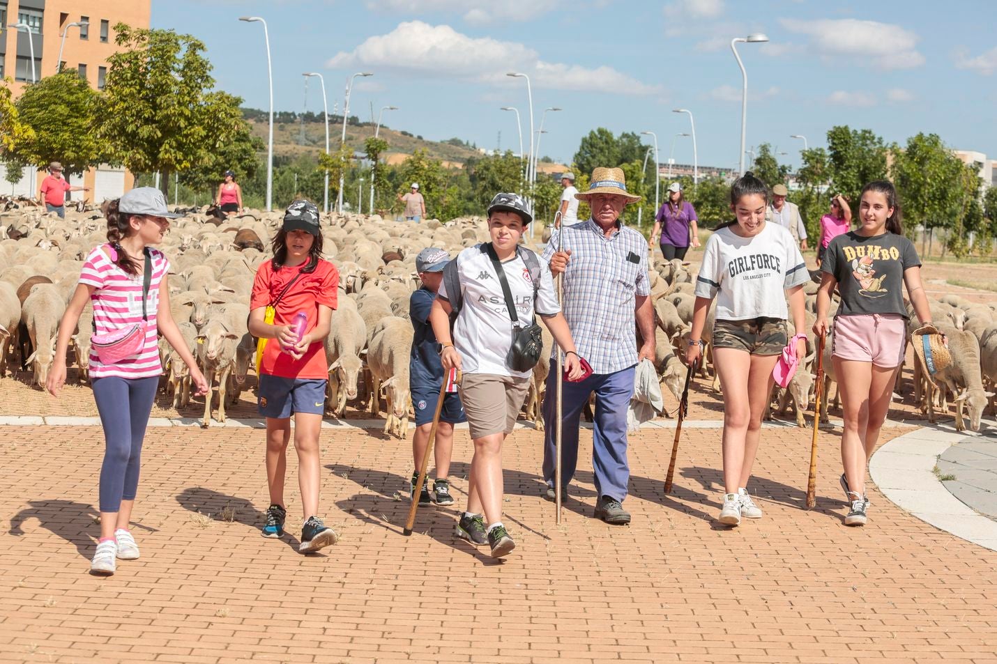 La capital leonesa recibe la 'visita' de unas 1.900 ovejas que hacen la trashumancia desde su 'residencia' habitual en las localidades de Villafañe y Villabúrbula para dirigirse a Caldas de Luna. 