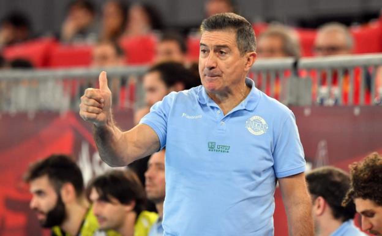 Manolo Cadenas, entrenador del Abanca Ademar.