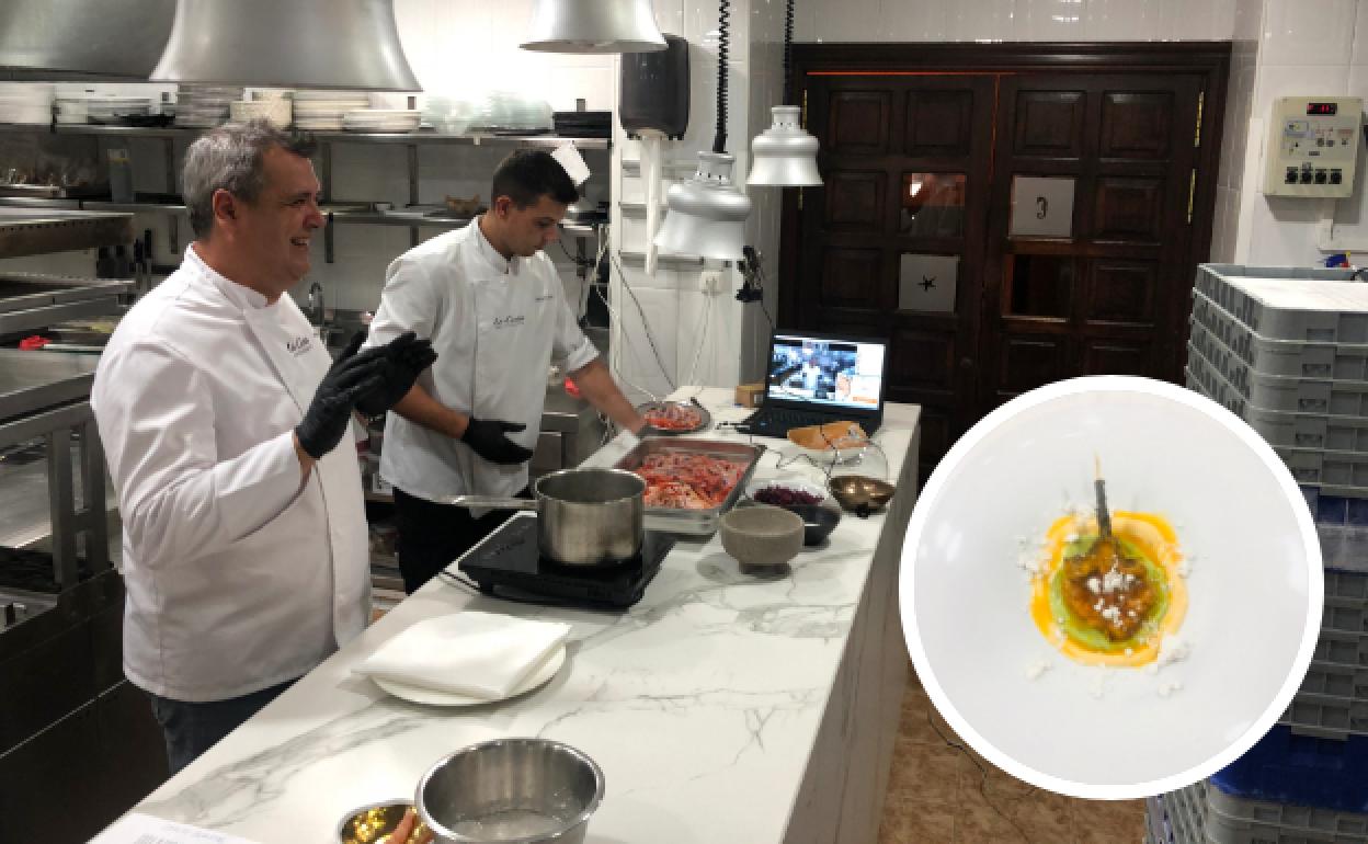 El chef José Álvarez, de 'La costa' en El Ejido, durante su intervención en el Encuentro de los Mares (arriba), y su plato de chuletilla de cherna con menier de salicornias y colágeno ahumado (abajo).