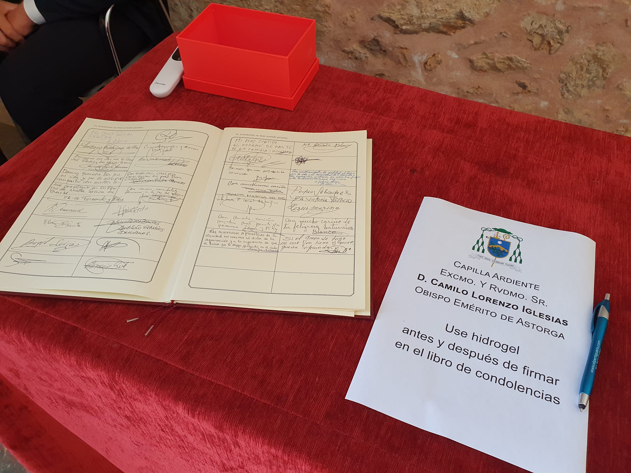 El Ayuntamiento de Astorga decreta luto oficial luto oficial por la muerte del obispo emérito de Astorga hasta el funeral previsto para este miércoles. Las condolencias se multiplican tras el fallecimiento de monseñor Lorenzo, que será enterrado en la Capilla de la Majestad. 