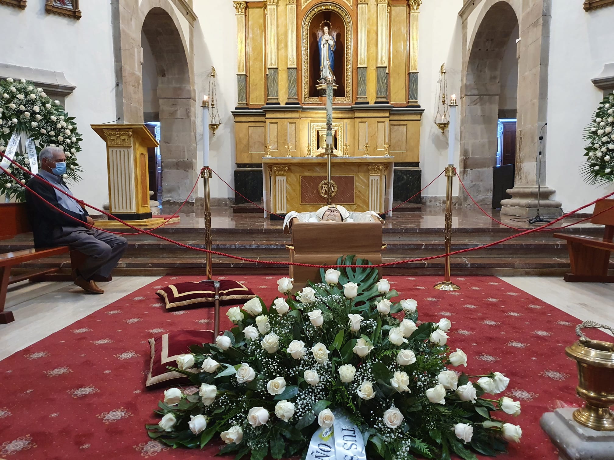 Imagen de la capilla ardiente del obispo emérito de Astorga, este martes.