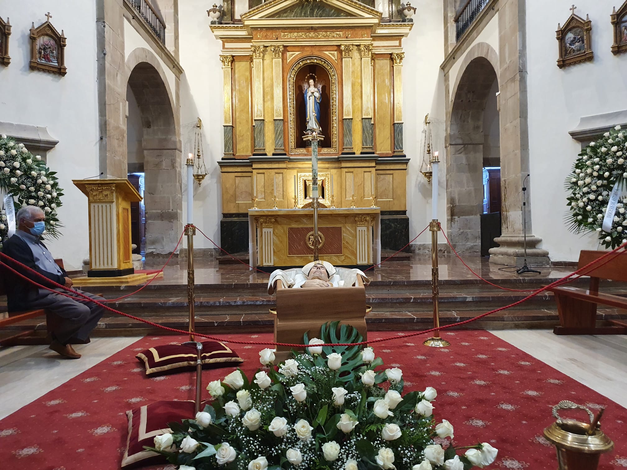 El Ayuntamiento de Astorga decreta luto oficial luto oficial por la muerte del obispo emérito de Astorga hasta el funeral previsto para este miércoles. Las condolencias se multiplican tras el fallecimiento de monseñor Lorenzo, que será enterrado en la Capilla de la Majestad. 