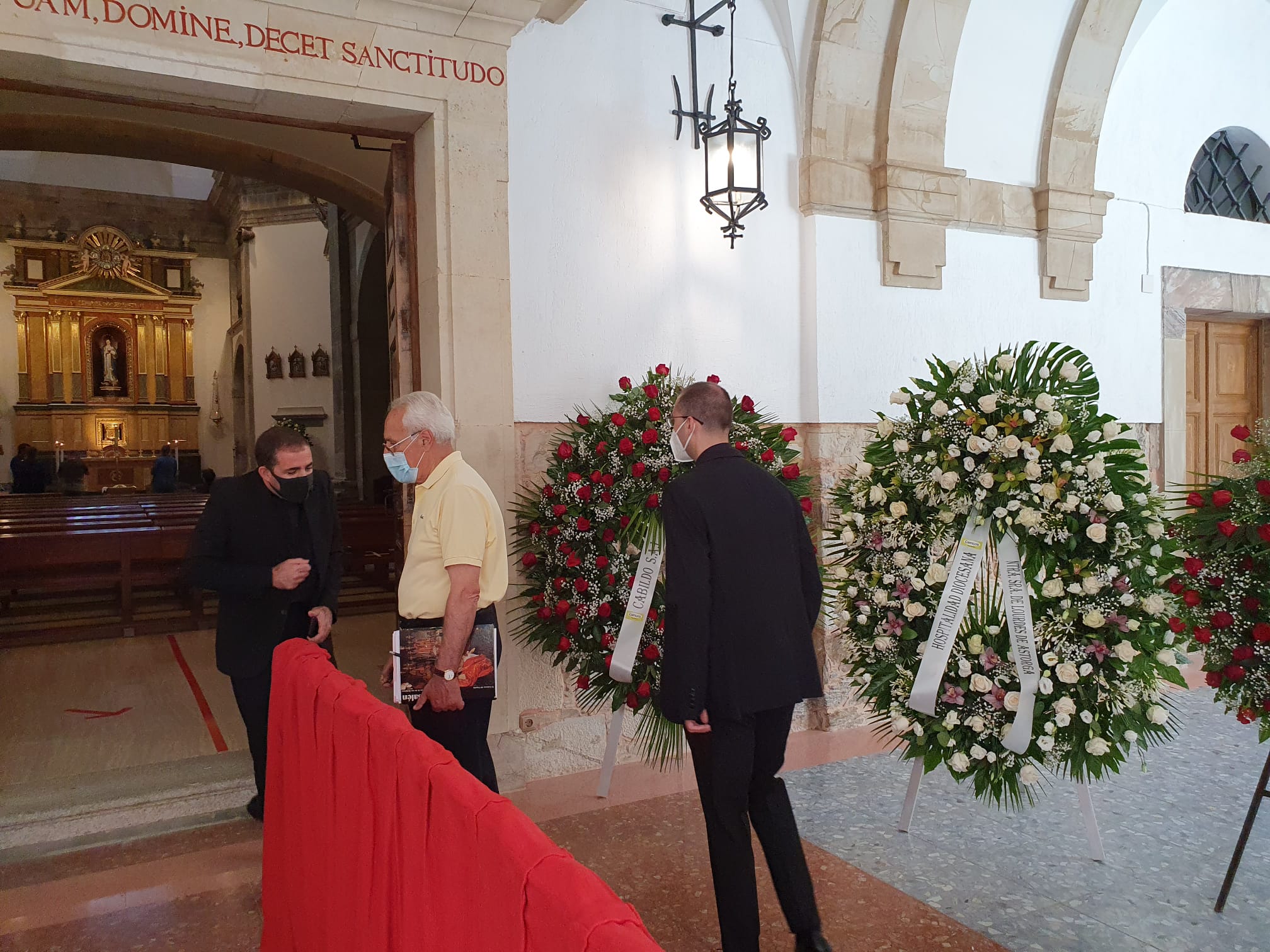 El Ayuntamiento de Astorga decreta luto oficial luto oficial por la muerte del obispo emérito de Astorga hasta el funeral previsto para este miércoles. Las condolencias se multiplican tras el fallecimiento de monseñor Lorenzo, que será enterrado en la Capilla de la Majestad. 