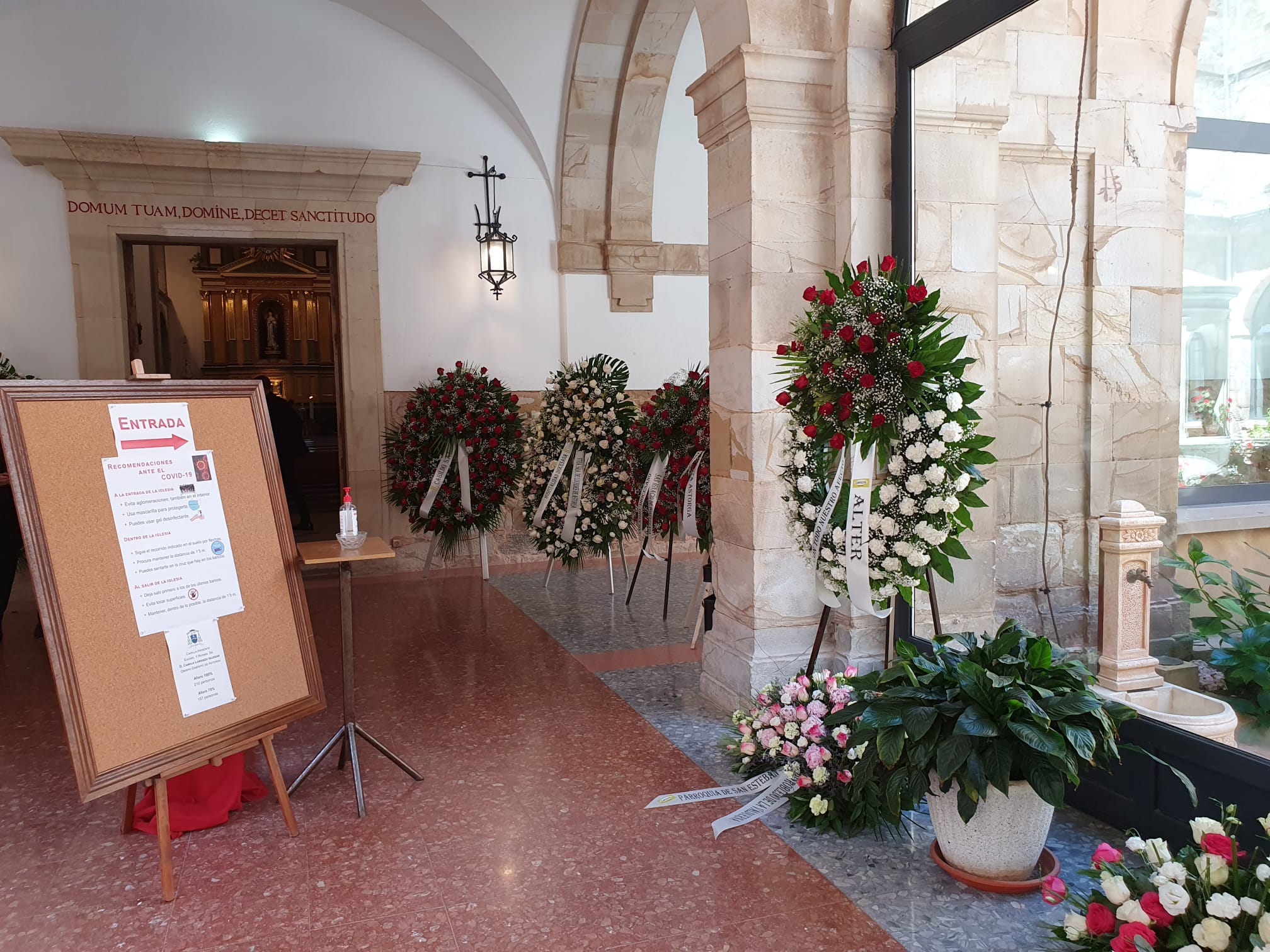 El Ayuntamiento de Astorga decreta luto oficial luto oficial por la muerte del obispo emérito de Astorga hasta el funeral previsto para este miércoles. Las condolencias se multiplican tras el fallecimiento de monseñor Lorenzo, que será enterrado en la Capilla de la Majestad. 