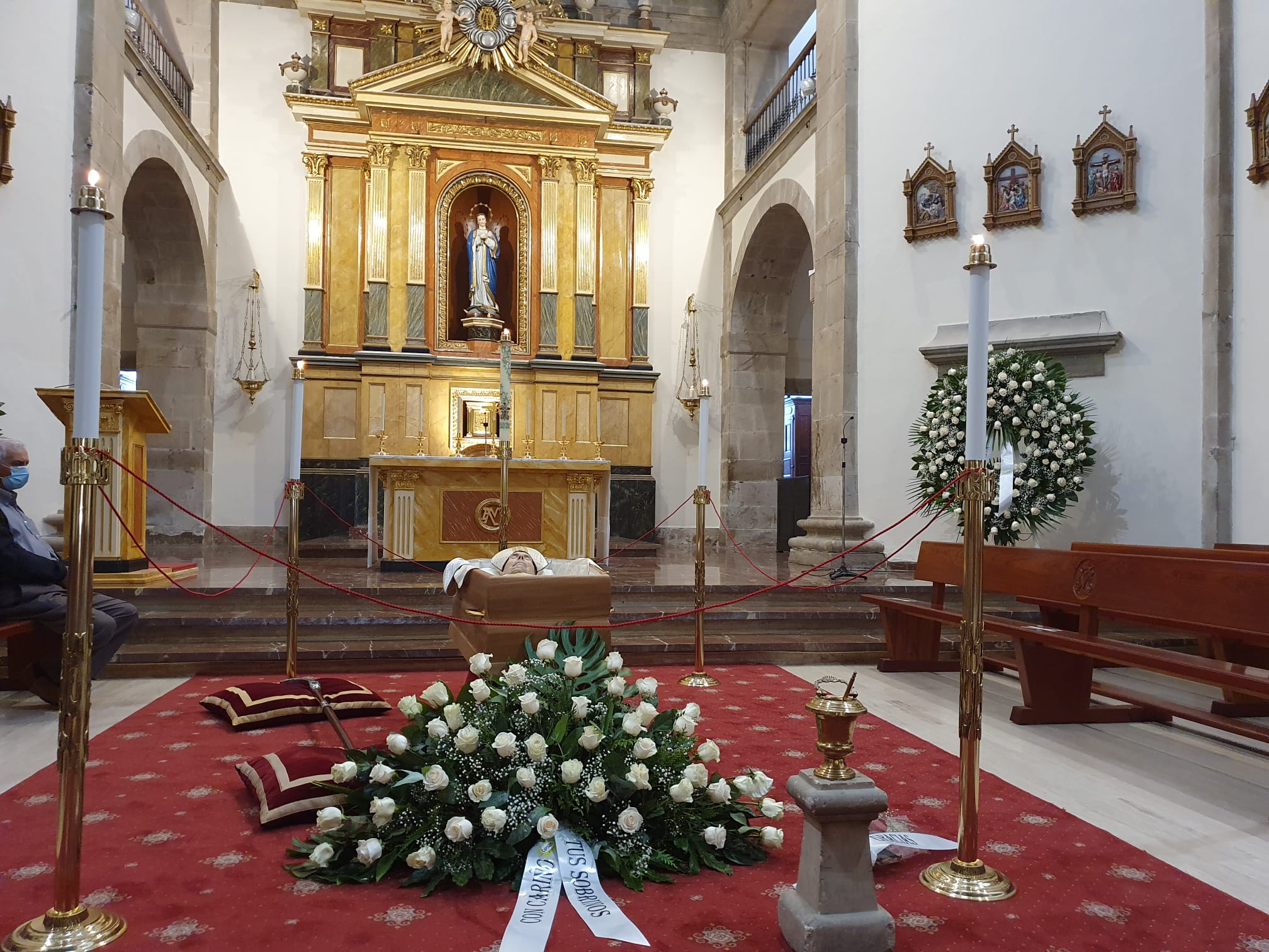 El Ayuntamiento de Astorga decreta luto oficial luto oficial por la muerte del obispo emérito de Astorga hasta el funeral previsto para este miércoles. Las condolencias se multiplican tras el fallecimiento de monseñor Lorenzo, que será enterrado en la Capilla de la Majestad. 