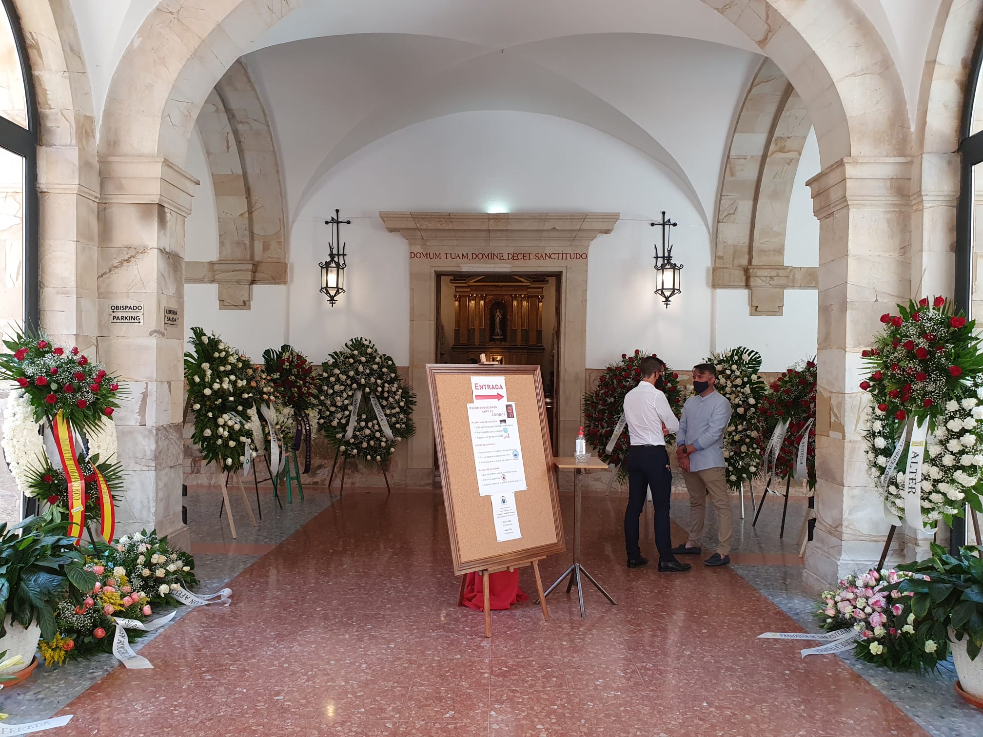 El Ayuntamiento de Astorga decreta luto oficial luto oficial por la muerte del obispo emérito de Astorga hasta el funeral previsto para este miércoles. Las condolencias se multiplican tras el fallecimiento de monseñor Lorenzo, que será enterrado en la Capilla de la Majestad. 