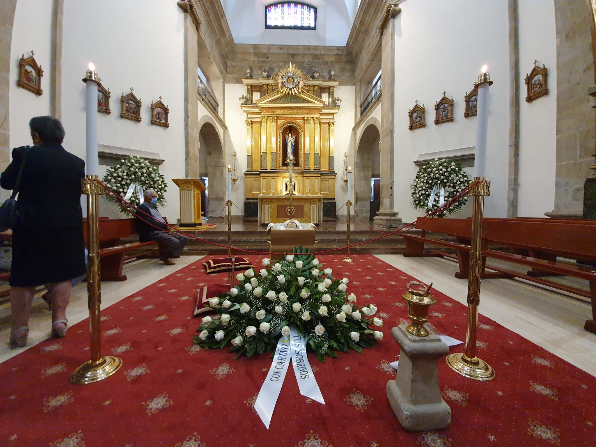 El Ayuntamiento de Astorga decreta luto oficial luto oficial por la muerte del obispo emérito de Astorga hasta el funeral previsto para este miércoles. Las condolencias se multiplican tras el fallecimiento de monseñor Lorenzo, que será enterrado en la Capilla de la Majestad. 