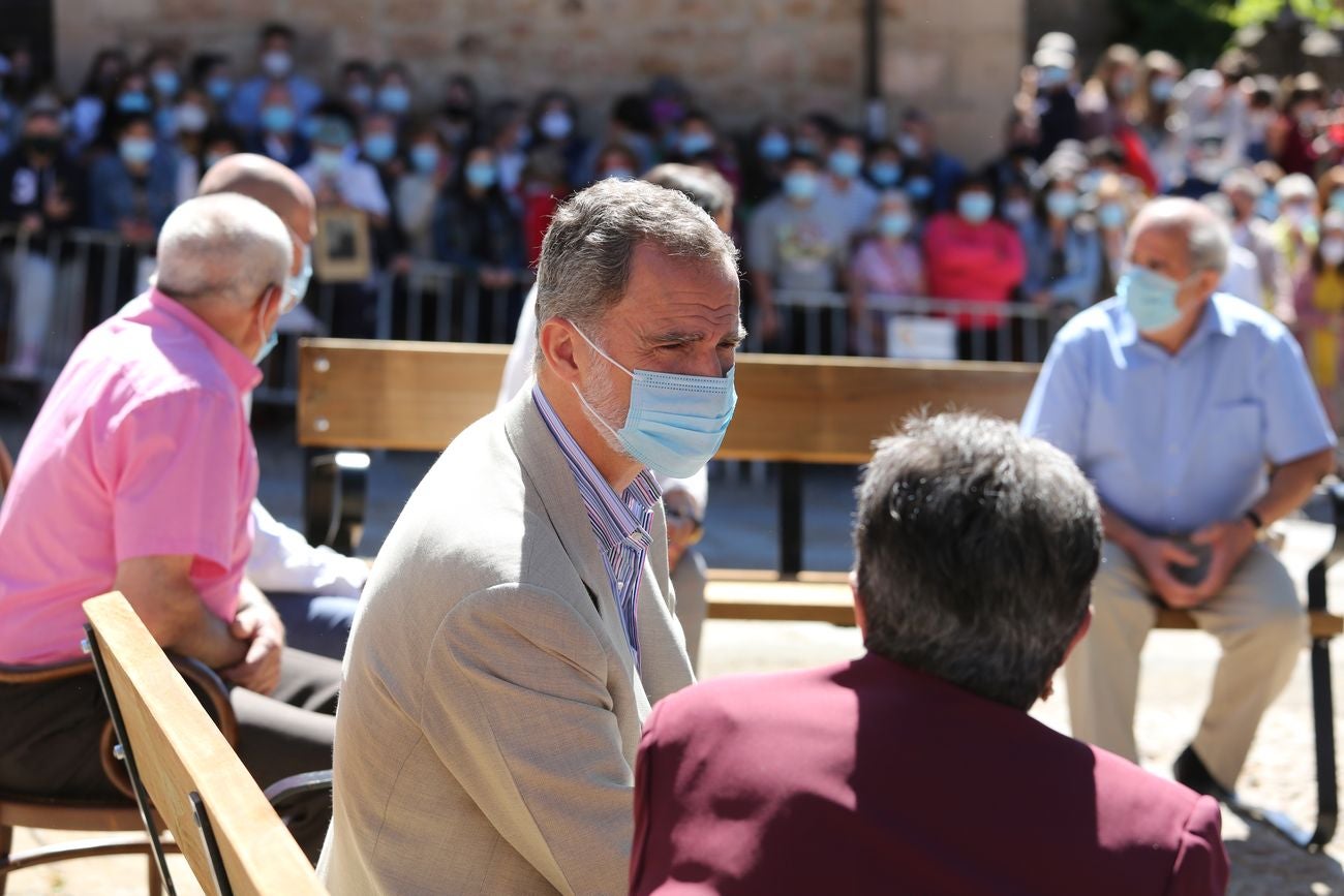 Los reyes se interesan por el reto demográfico y el impacto del COVID-19 en la provincia de Soria. Felipe VI y Letizia hacen su primera parada en Vinuesa y reciben el calor de los pinariegos. 