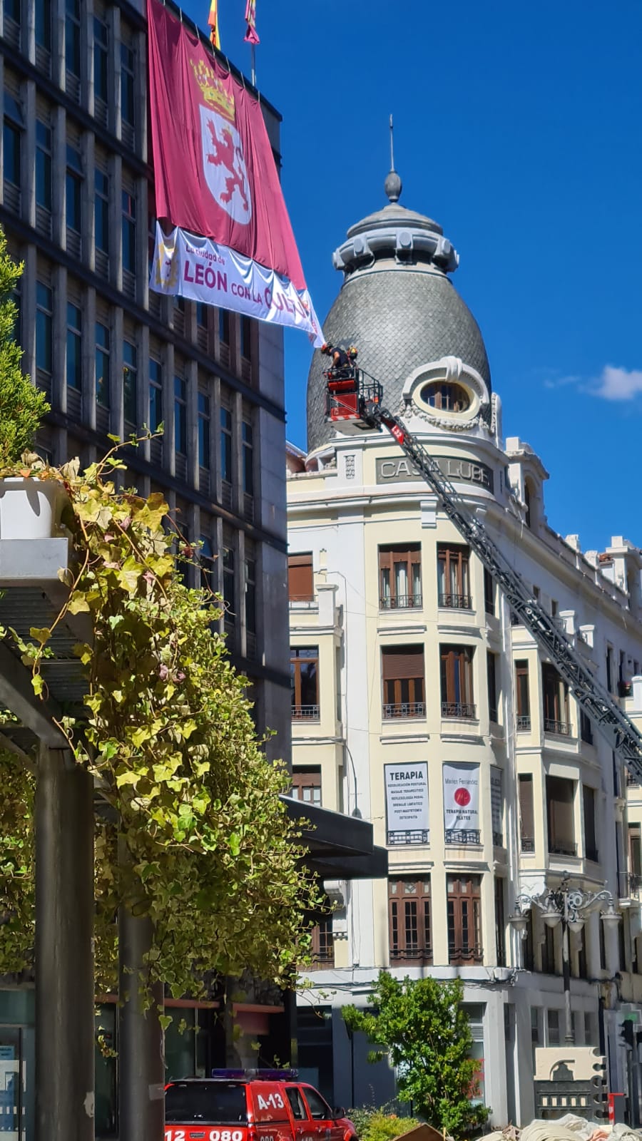 La ciudad se engalana para vivir a distancia el playoff de ascenso a Segunda División.