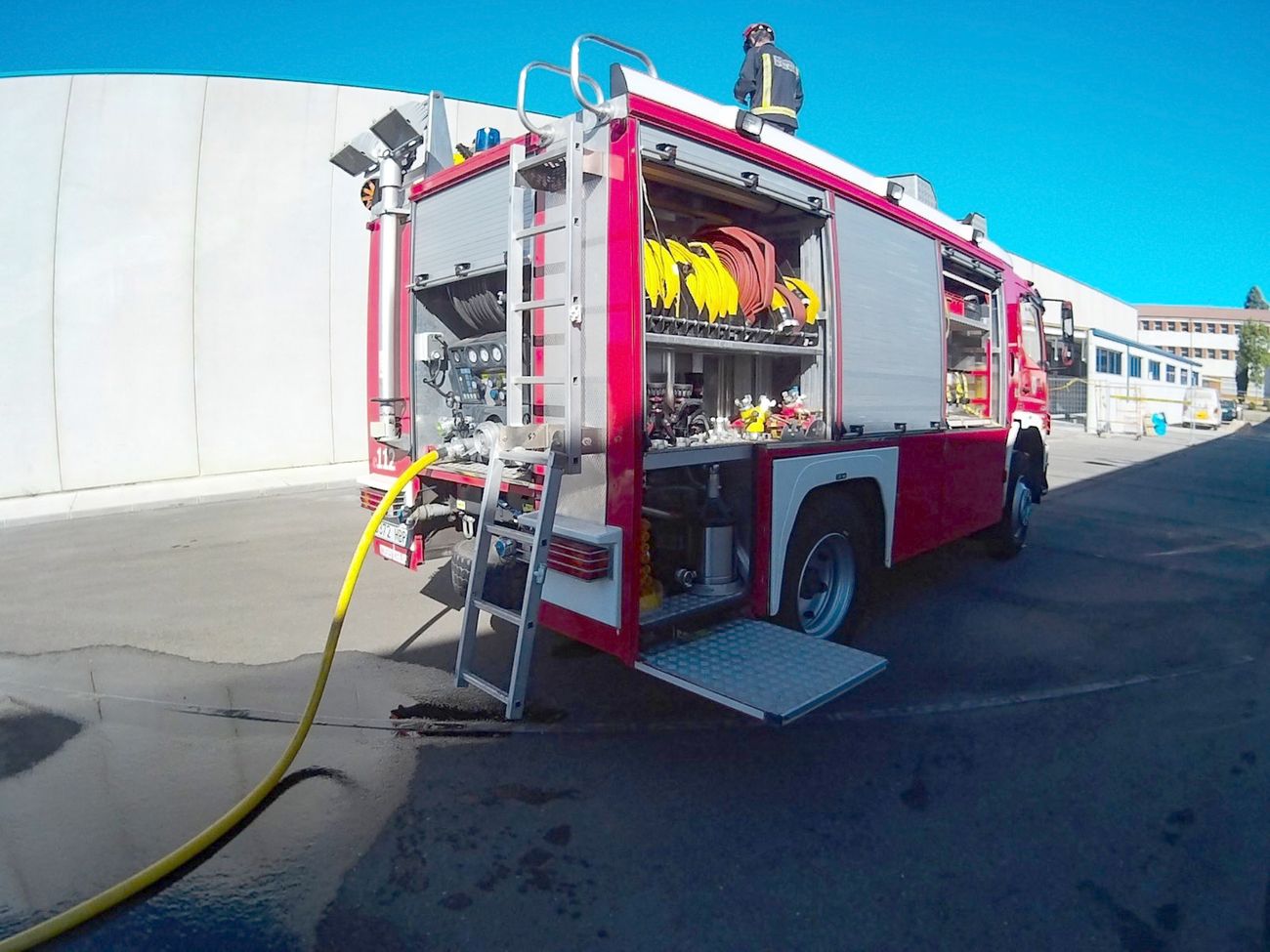 Bomberos León interviniendo en el lugar del suceso. 