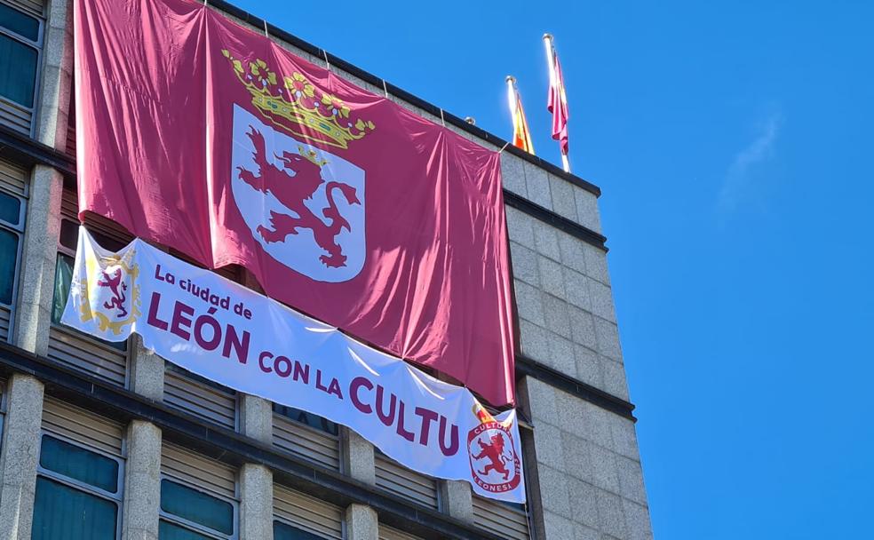 Pancarta gigante instalada en la fachada del Ayuntamiento de León.