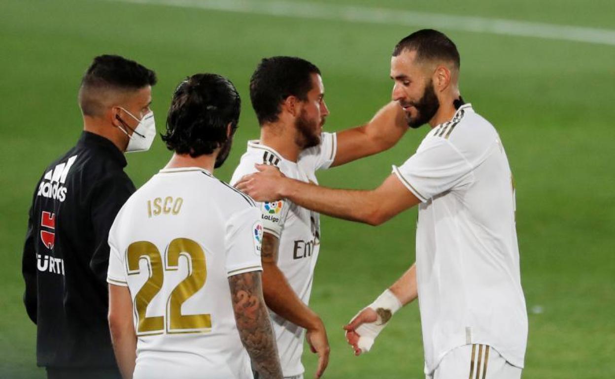 Hazard sustituye a Benzema durante el Real Madrid-Alavés. 