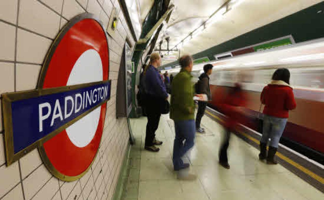 Pasajeros esperam al metro en la estación del metro de Paddington, en Londres 